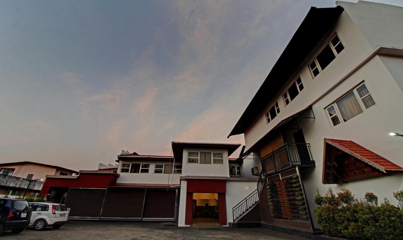 Treebo Prince Hotel กัตตะยัม ภายนอก รูปภาพ
